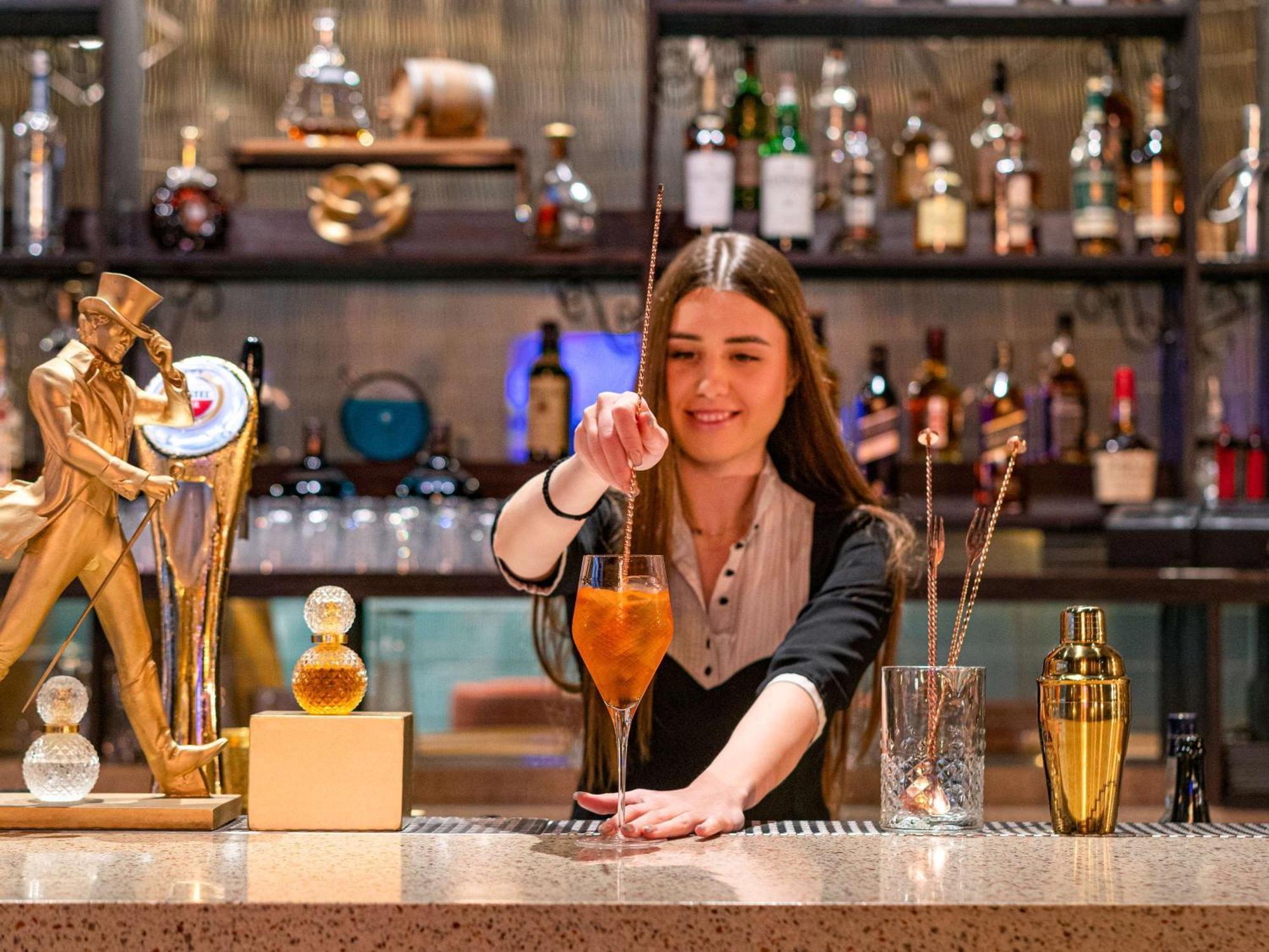 فندق فيرمونت عمان المظهر الخارجي الصورة A bartender at work
