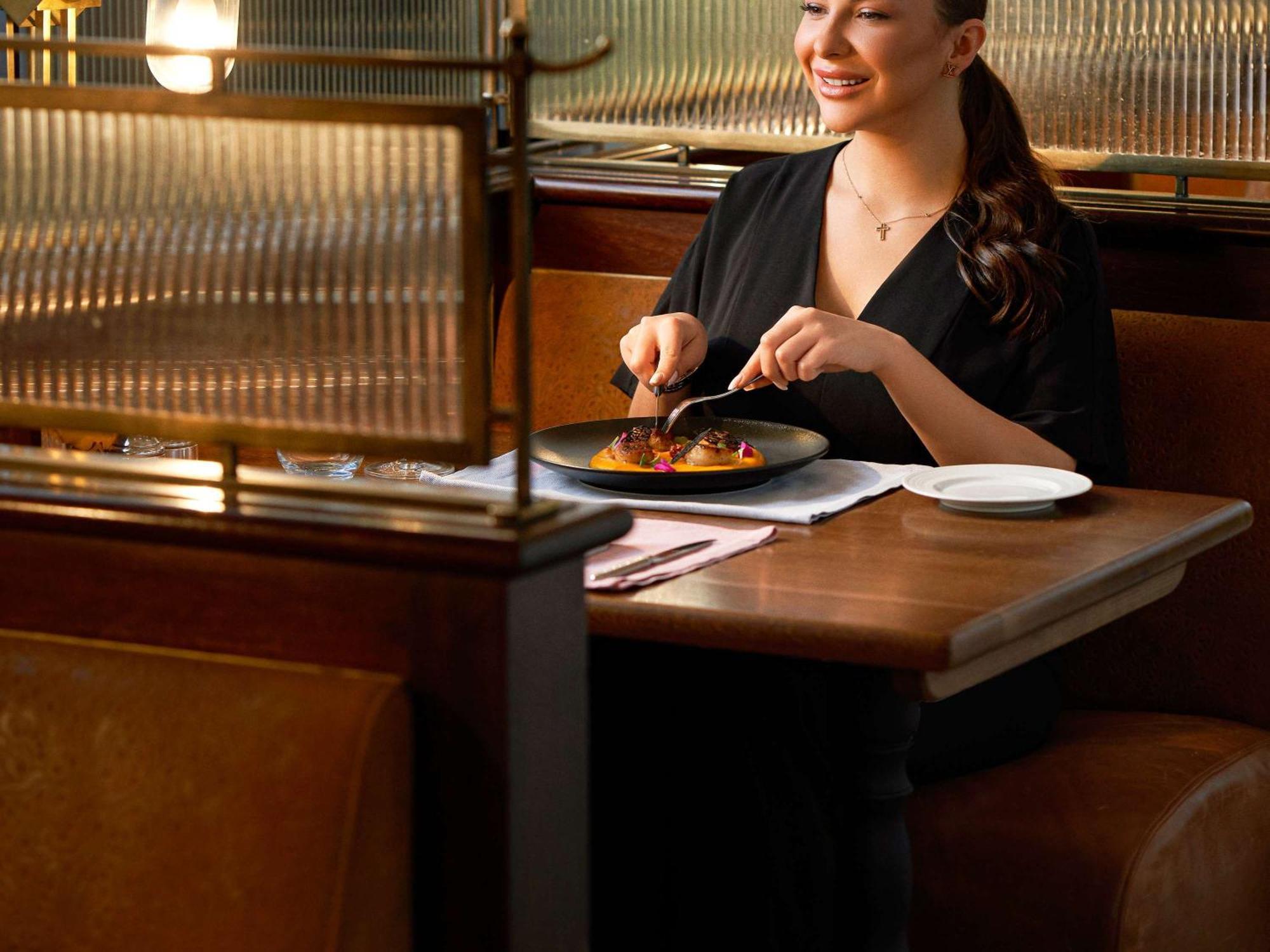 فندق فيرمونت عمان المظهر الخارجي الصورة A woman dining at a restaurant